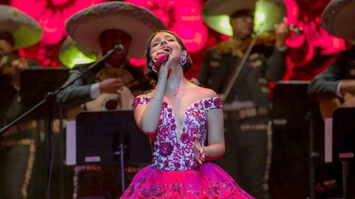 Ángela Aguilar interpretando una canción